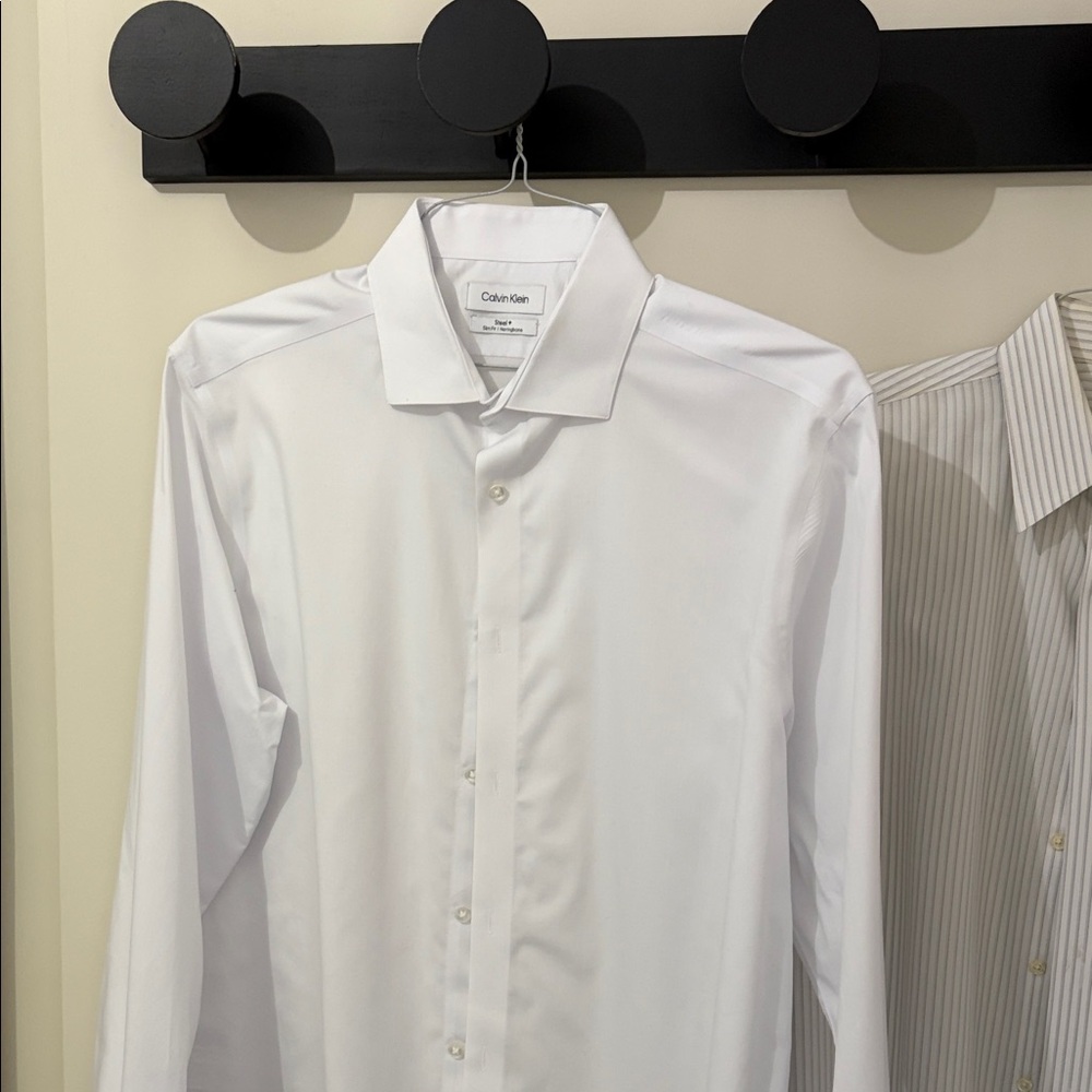 Calvin Klein White Men's Dress Shirt - Modern Spread Collar - Size 16.5 - 34/35